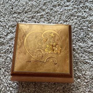 Mayflower Sorrento Wooden  Jewelry/MusicBox with Heart and Floral Design